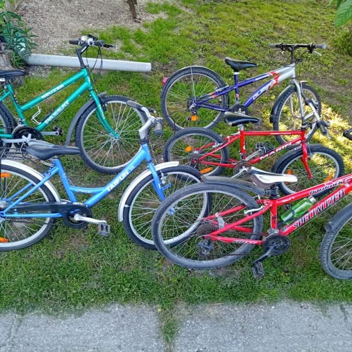 Felújított gyerek- és ifjúsági kerékpárok sorban a füvön